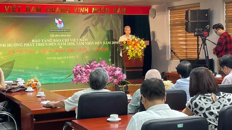 Đại biểu tham luận tại tọa đàm.