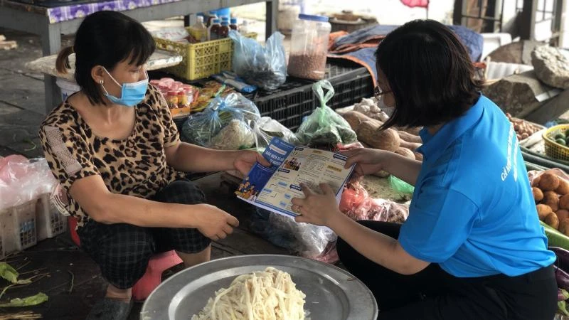 Tuyên truyền viên Bảo hiểm xã hội Việt Nam vận động người dân tham gia bảo hiểm xã hội tự nguyện. (Ảnh: TÂM TRUNG)