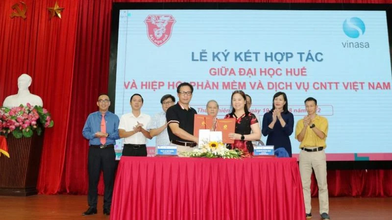 Đại học Huế và VINASA cam kết thúc đẩy kết nối, hợp tác trong đổi mới sáng tạo giữa nhà trường và doanh nghiệp.