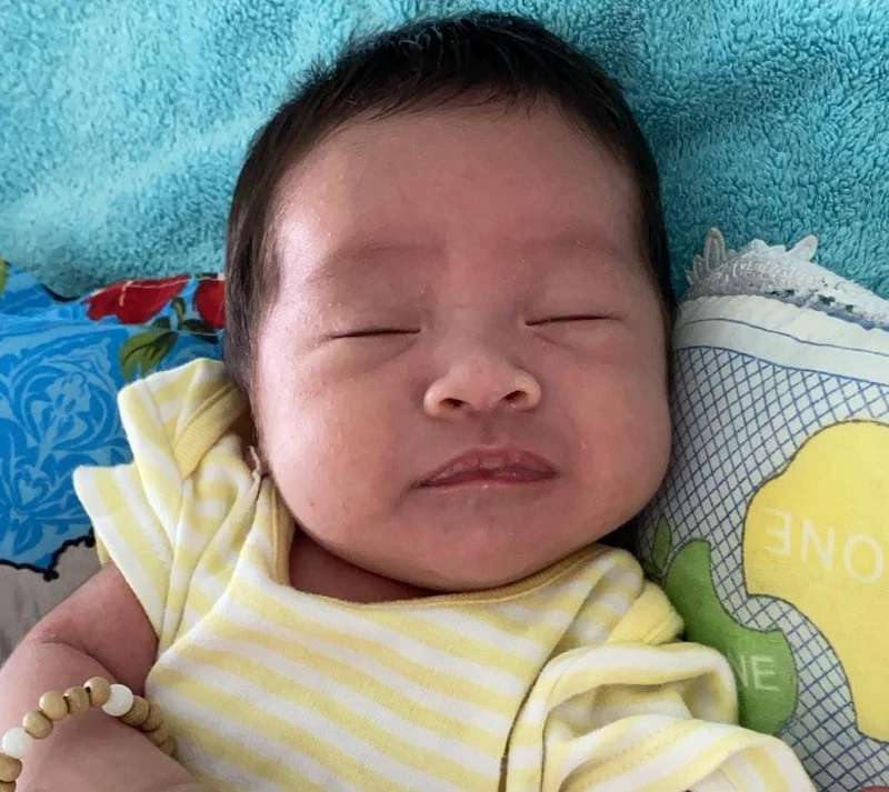 Bé gái khoảng 7 ngày tuổi bị bỏ rơi.