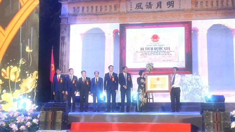 Thứ trưởng Văn hóa, Thể thao và Du lịch Hoàng Đạo Cương (ngoài cùng bên phải) trao bằng xếp hạng. 