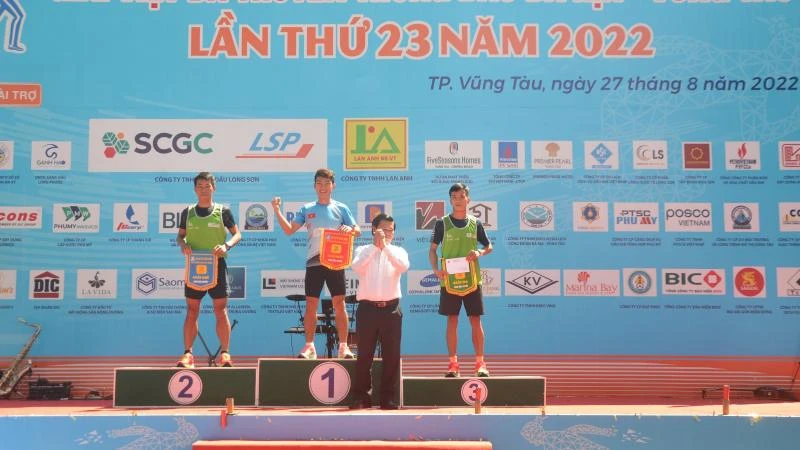Trao giải Nhất, Nhì, Ba cho các vận động viên nam hệ đội tuyển.