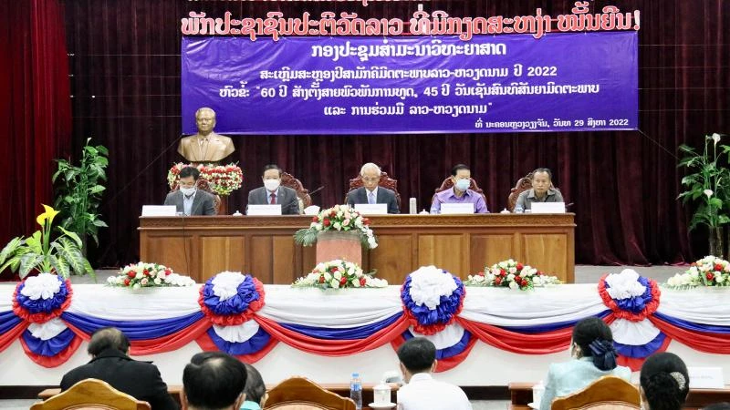 Đồng chí Khamphanh Pheuyavong (giữa), Bí thư Trung ương Đảng, Trưởng Ban Tuyên huấn Trung ương, Chủ tịch Hội đồng lý luận Trung ương Đảng Nhân dân Cách mạng Lào chủ trì Hội thảo. (Ảnh: Trịnh Dũng)