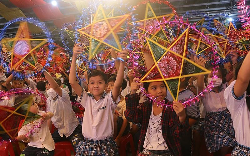 Thiếu nhi Kiên Giang hân hoan trong đêm “Trung thu cho em” năm 2022.