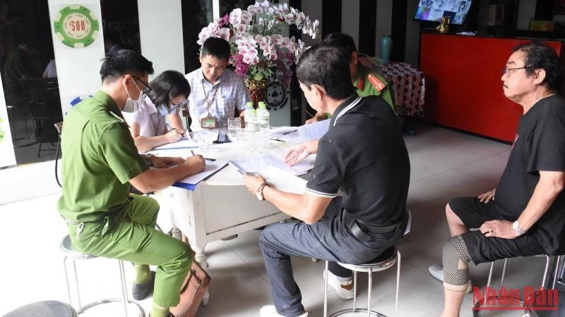 Công an quận Thanh Khê và các đơn vị chức năng kiểm tra tại Cơ sở kinh doanh Karaoke Camel (phường Thanh Khê Đông, quận Thanh Khê).