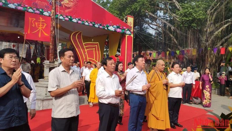 Các đại biểu dâng hương tưởng niệm 722 năm ngày mất Hưng Đạo Đại vương Trần Quốc Tuấn.
