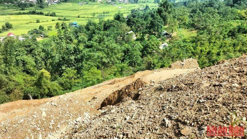 Không kiểm soát chặt việc đổ đất, đá sau san gạt sẽ có nguy cơ tác động tiêu cực đến rừng. (Trong ảnh: Một vị trí đổ đất, đá khi thi công đường thành phố Bắc Kạn đi hồ Ba Bể)