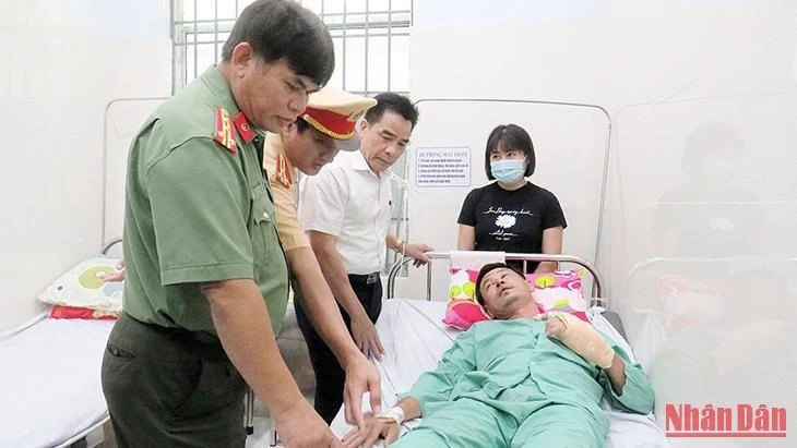 Phó Bí thư Thường trực Tỉnh ủy Quảng Nam Lê Văn Dũng thăm hỏi, động viên Thiếu tá Hồ Đức Thuận.