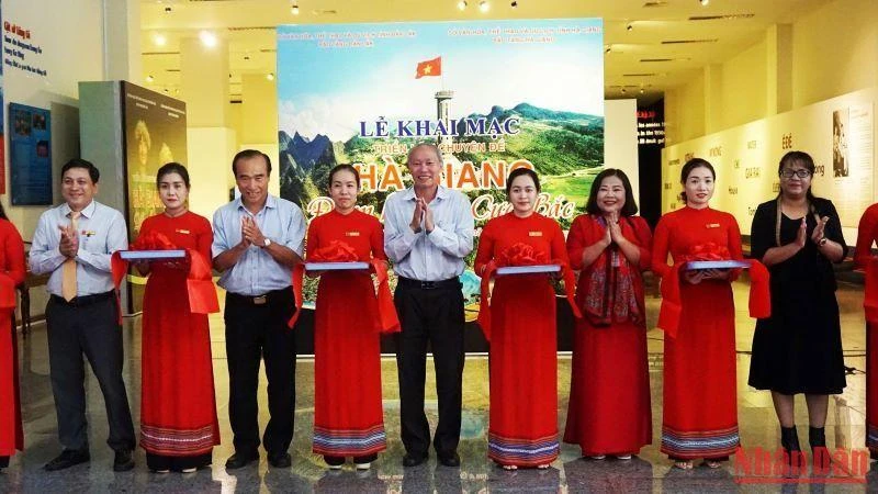 Lãnh đạo Sở Văn hóa, Thể thao và Du lịch tỉnh Đắk Lắk và Hà Giang cắt băng khai mạc Triển lãm.
