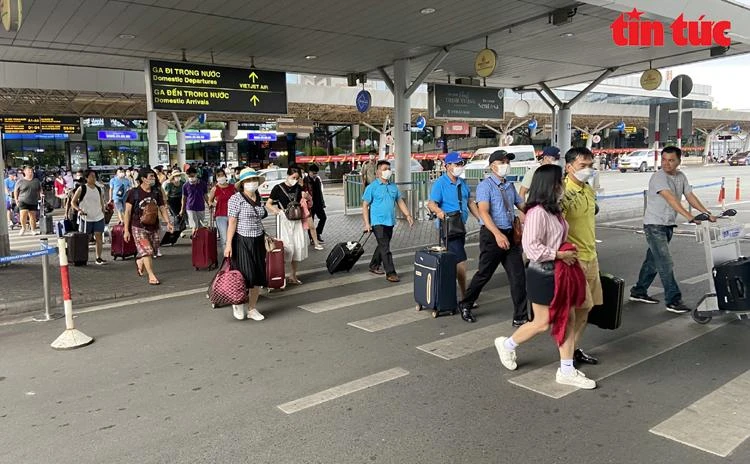 Hành khách xuống sân bay rồi đi bộ ra khu vực đón xe công nghệ. 
