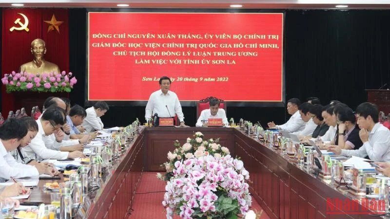 Đồng chí Nguyễn Xuân Thắng phát biểu tại cuộc làm việc.