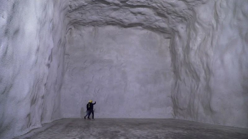 Bên trong một hang động ở Predaia, Italia, nơi các nhà sản xuất táo đang lưu trữ sản phẩm của họ trong nỗ lực cắt giảm hóa đơn năng lượng. (Ảnh: REUTERS)