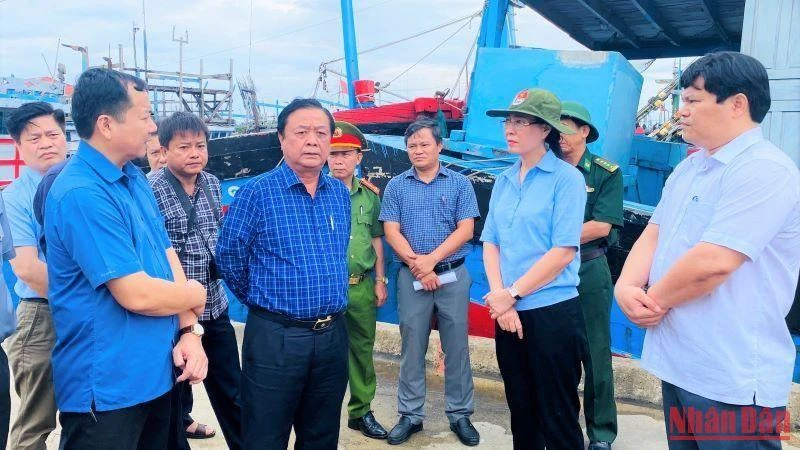 Bộ trưởng Lê Minh Hoan kiểm tra thực tế công tác ứng phó bão Noru tại cảng neo trú tàu thuyền Tịnh Hòa, Quảng Ngãi.
