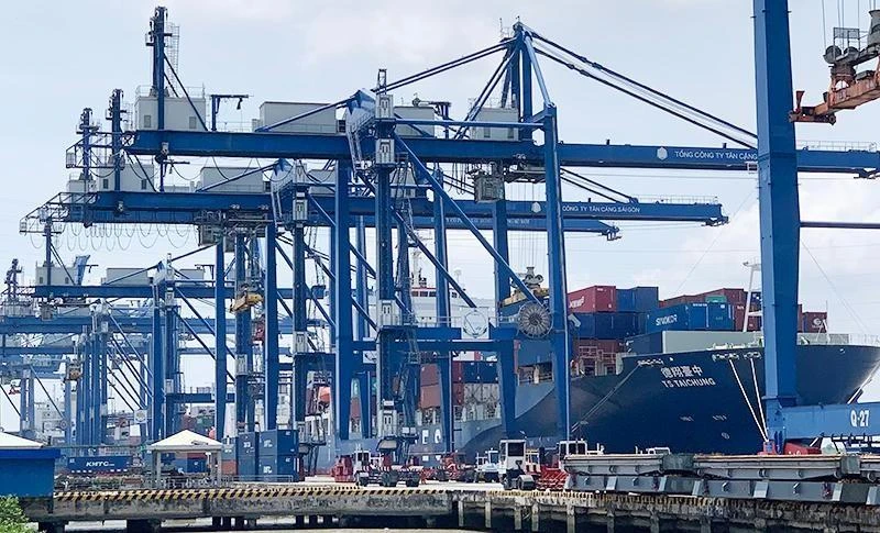 Bốc xếp công-ten-nơ hàng hóa xuất khẩu lên tàu chở hàng tại Cảng Cát Lái, Thành phố Hồ Chí Minh. (Ảnh: MINH DŨNG)
