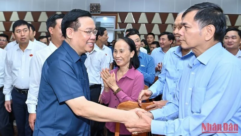 Chủ tịch Quốc hội Vương Đình Huệ với các cử tri tại huyện Thủy Nguyên, thành phố Hải Phòng.