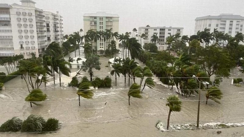 Ngập lụt trên đường phố ở Naples, bang Florida (Mỹ) do mưa lớn khi bão Ian đổ bộ, ngày 29/9/2022. (Nguồn: THX/TTXVN)