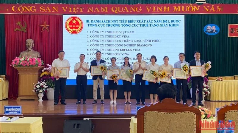 Lãnh đạo Cục Thuế tỉnh tặng Bằng khen cho các đơn vị.