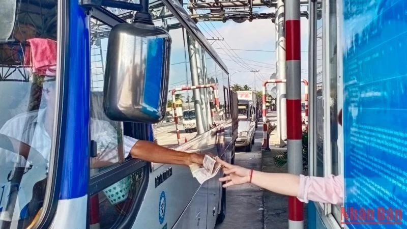 Tài xế trả tiền qua Trạm thu phí BOT Cai Lậy trên tuyến Quốc lộ 1.