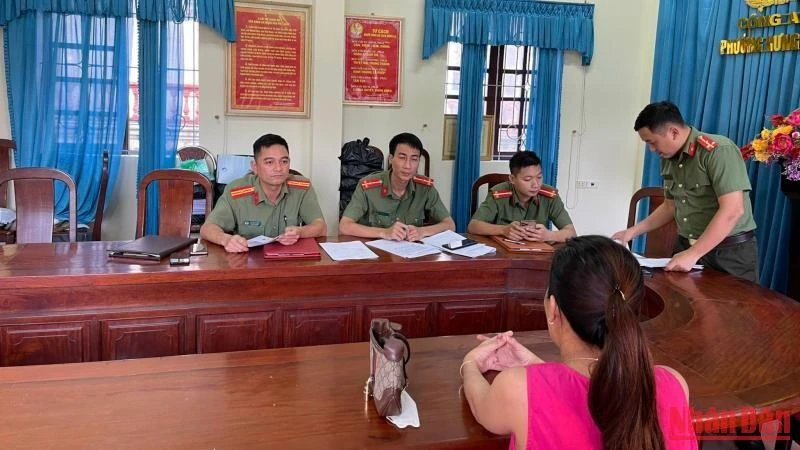 Công an Nghệ An làm việc với đối tượng đăng tải thông tin sai sự thật. (Ảnh: Công an cung cấp).