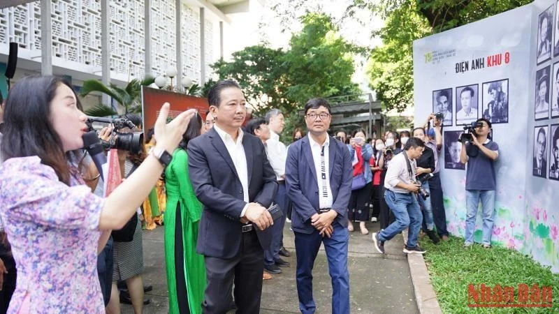 Các đại biểu tham quan triển lãm.