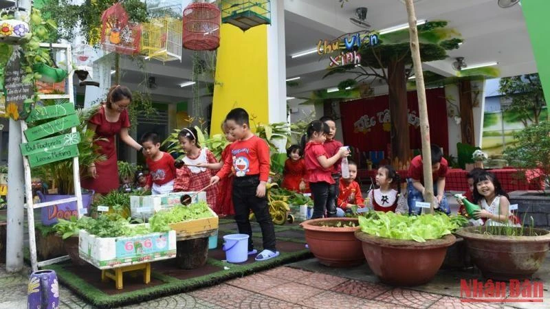 Học sinh trường mần non Bình Minh trong giờ học tìm hiểu về thiên nhiên, cây cỏ. (Ảnh: ANH ĐÀO)