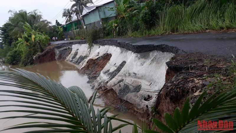 Sạt lở tại tuyến kênh Ba Rài thuộc xã Hội Xuân, huyện Cai Lậy (Tiền Giang) gây khó khăn cho người dân qua lại trên tuyến đường này.