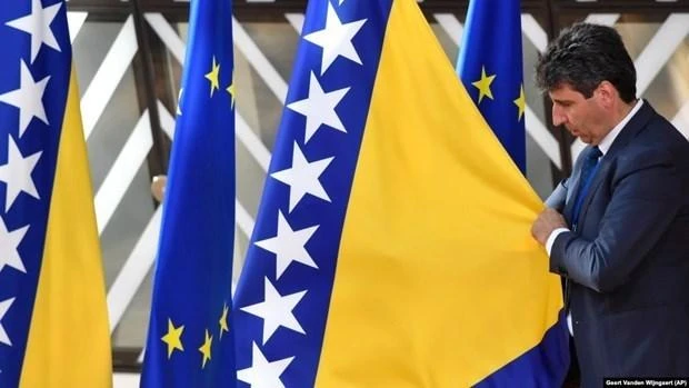 Quốc kỳ Bosnia được treo tại hội nghị thượng đỉnh của Liên minh châu Âu ở Brussels ngày 23/6/2022. (Ảnh: AP/TTXVN)