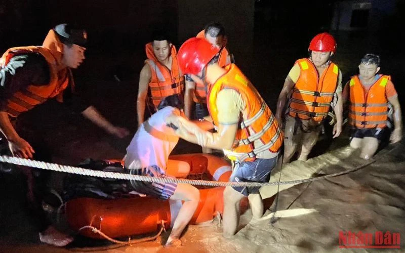 Hỗ trợ người dân tại huyện Hòa Vang. (Ảnh: CTV)