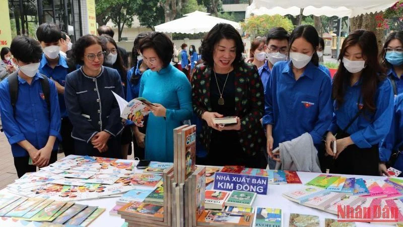 Hoạt động trưng bày, giới thiệu sách tại Thư viện Hà Nội. 