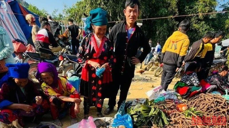 Hàng nông sản được đồng bào vùng cao Tủa Chùa bày bán ở chợ đêm.