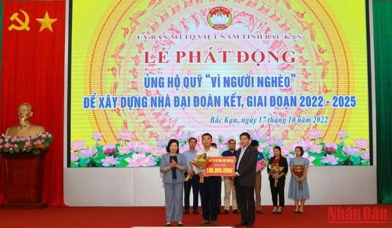 Lãnh đạo tỉnh Bắc Kạn tiếp nhận đóng góp ủng hộ Quỹ Vì người nghèo.