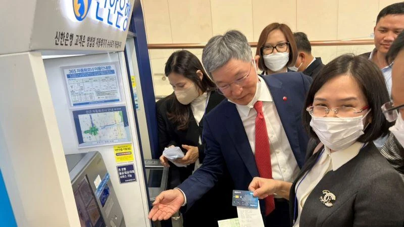 Trải nghiệm rút tiền mặt trên ATM tại Hàn Quốc bằng thẻ Napas.