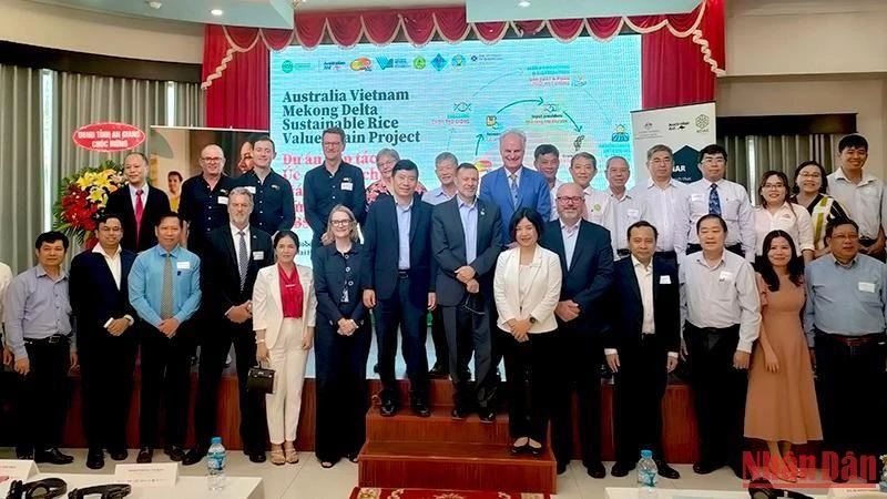 Các đại biểu cùng chụp ảnh lưu niệm.