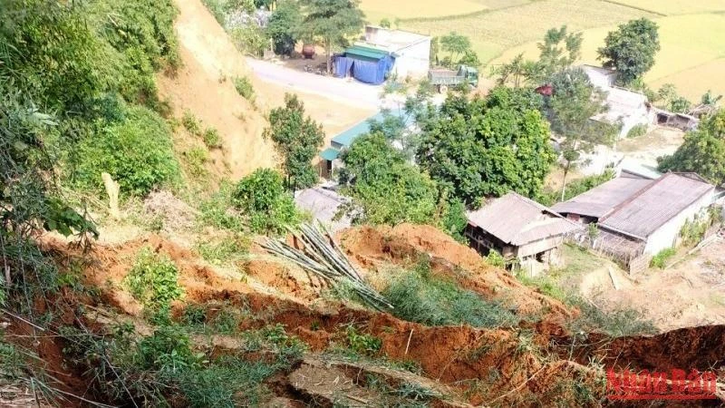 Đồi đất bị sạt lở do mưa bão.