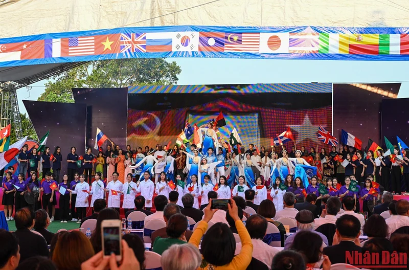 Tiết mục biểu diễn văn nghệ tại Lễ khai giảng năm học 2022-2023 của Đại học Quốc gia Hà Nội - Lễ khai giảng đầu tiên tổ chức tại cơ sở Hoà Lạc.