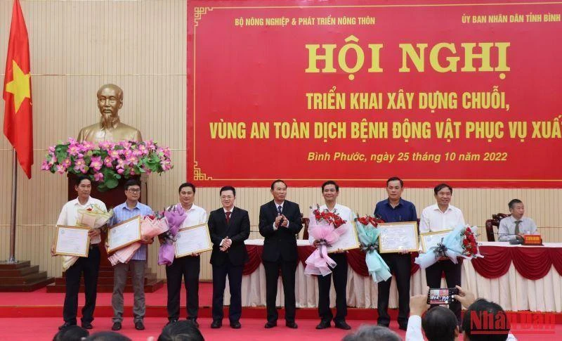  Lãnh đạo Bộ Nông nghiệp và Phát triển nông thôn trao giấy chứng nhận vùng an toàn dịch bệnh đối với bệnh cúm gia cầm Newcastle cho 6 huyện, thị xã, thành phố của Bình Phước.