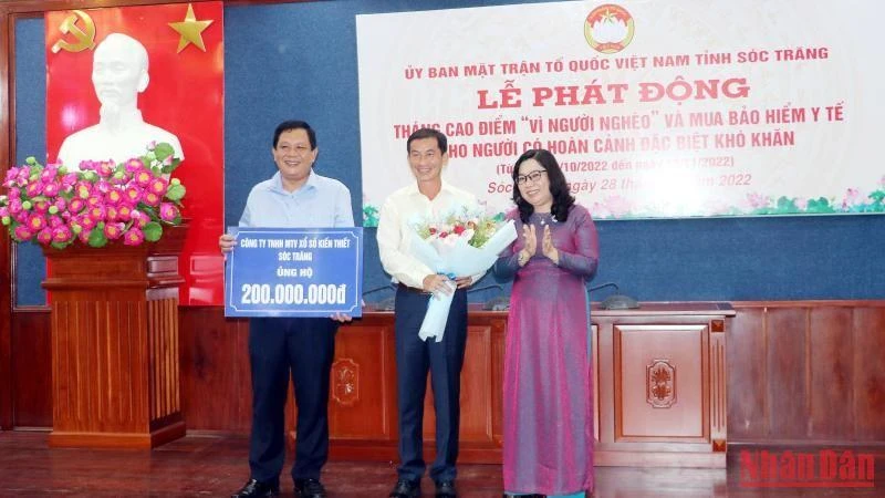 Các đơn vị, tổ chức hỗ trợ kinh phí giúp đỡ người nghèo và mua bảo hiểm y tế cho người có hoàn cảnh khó khăn.