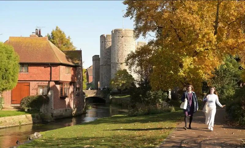 Du khách thăm công viên Westgate Gardens ở Canterbury, Kent, Vương quốc Anh, nơi nhiệt độ lên tới 21 độ C vào cuối tuần vừa qua. (Ảnh: theguardian.com)