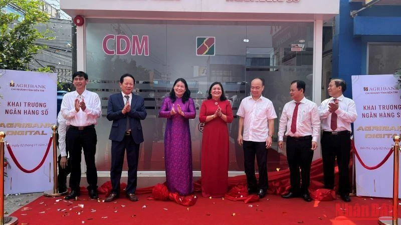 Lãnh đạo tỉnh Bến Tre tham gia buổi lễ thực hiện nghi thức khai trương ngân hàng số.