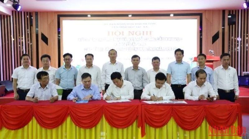 Đại diện Liên minh hợp tác xã các tỉnh Bắc Trung Bộ ký kết biên bản ghi nhớ hợp tác xúc tiến đầu tư.