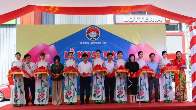 Nghi thức khai mạc tuần hàng. 