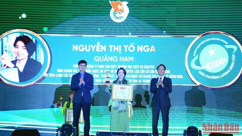 Đồng chí Trần Tuấn Anh (bên phải) và Ủy viên dự khuyết BCH Trung ương Đảng, Bí thư thứ nhất BCH Trung ương Đoàn Bùi Quang Huy trao Giải thưởng Lương Định Của cho các nhà nông trẻ xuất sắc.