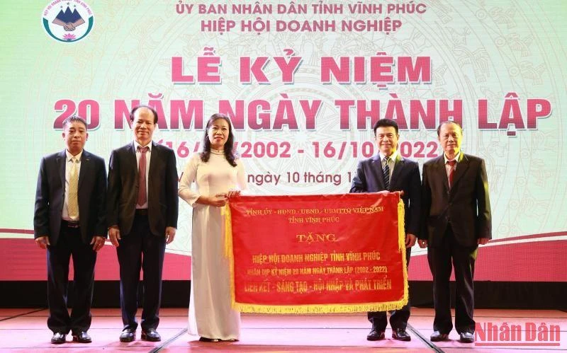 Lãnh đạo tỉnh Vĩnh Phúc tặng bức trướng cho Hiệp hội doanh nghiệp tỉnh. 