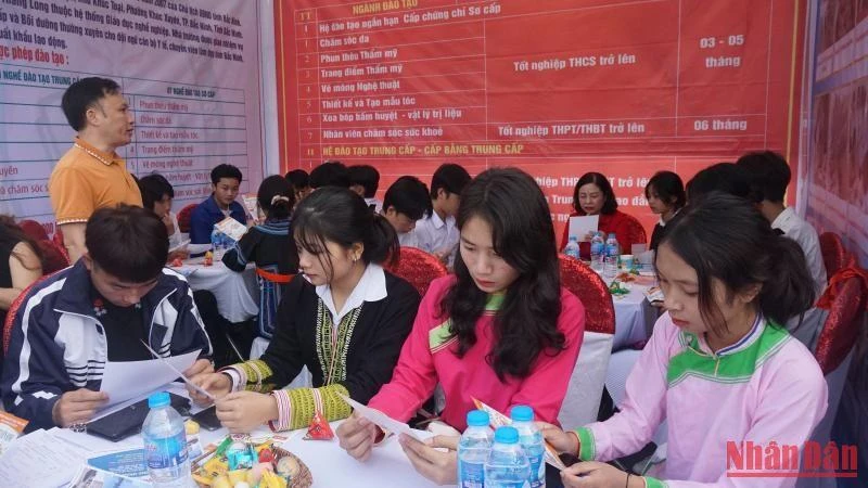Hơn 1.000 học sinh, sinh viên được tư vấn, giới thiệu việc làm trong ngày hội tư vấn hướng nghiệp, giới thiệu việc làm lần đầu tiên được tỉnh Lào Cai tổ chức.