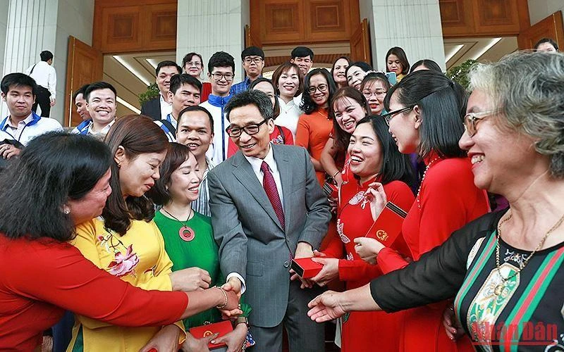Phó Thủ tướng Vũ Đức Đam cùng các đại biểu chương trình “Chia sẻ cùng thầy cô” năm 2022.