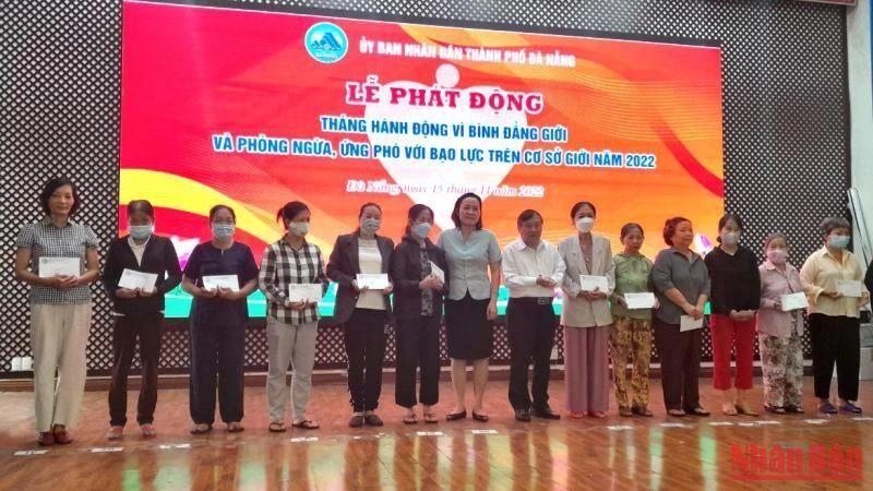 Trao quà cho phụ nữ khó khăn. 