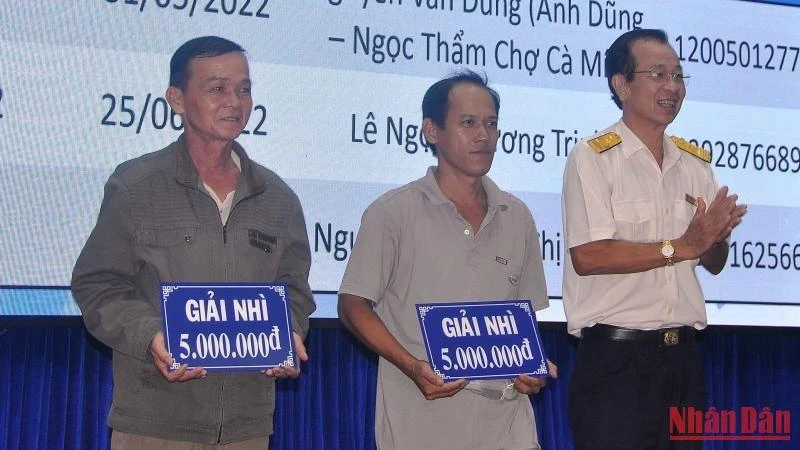 Lãnh đạo Cục Thuế tỉnh Tiền Giang trao giải Nhì cho các cá nhân may mắn.