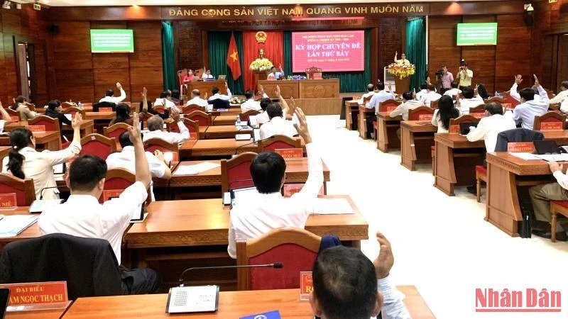 Các đại biểu biểu quyết thông qua Nghị quyết của kỳ họp.