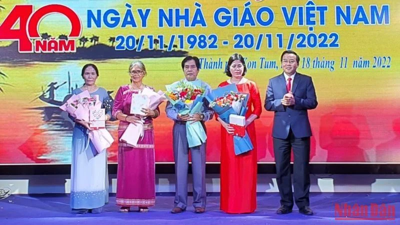Chủ tịch Ủy ban nhân dân thành phố Kon Tum Nguyễn Thanh Mân tặng hoa cho các Nhà giáo ưu tú trên địa bàn.