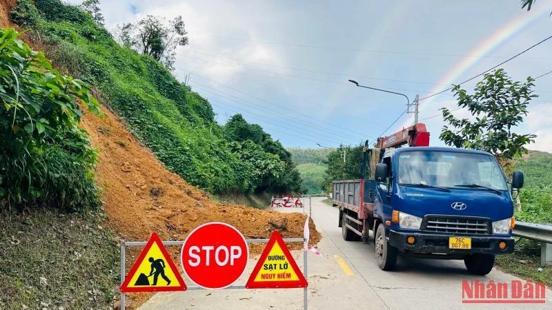 Tại Km12 đường ĐT623, sạt lở núi khiến đất đá tràn lấp một phần đường giao thông.